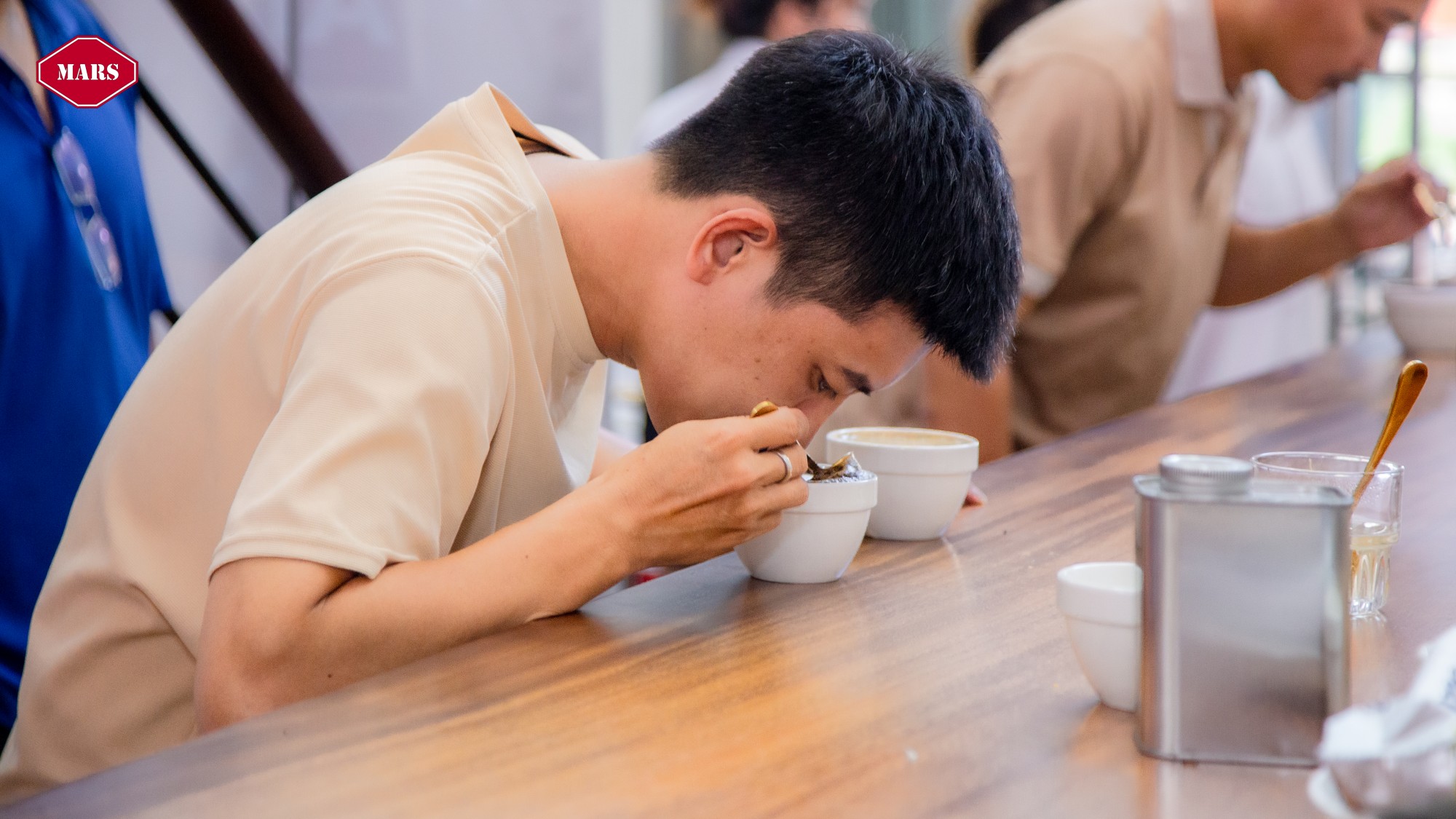 So sánh hương vị của 2 mẻ rang cà phê
